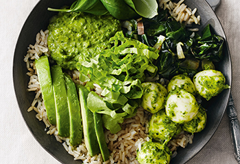 Gemüse-Bowl mit Reis und Salsa verde Foto: © COPYRIGHT