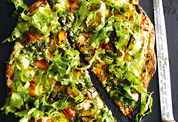 Pizza Verde mit Lauch, Erbsen und Kräuteröl Foto: © Thorsten Suedfels