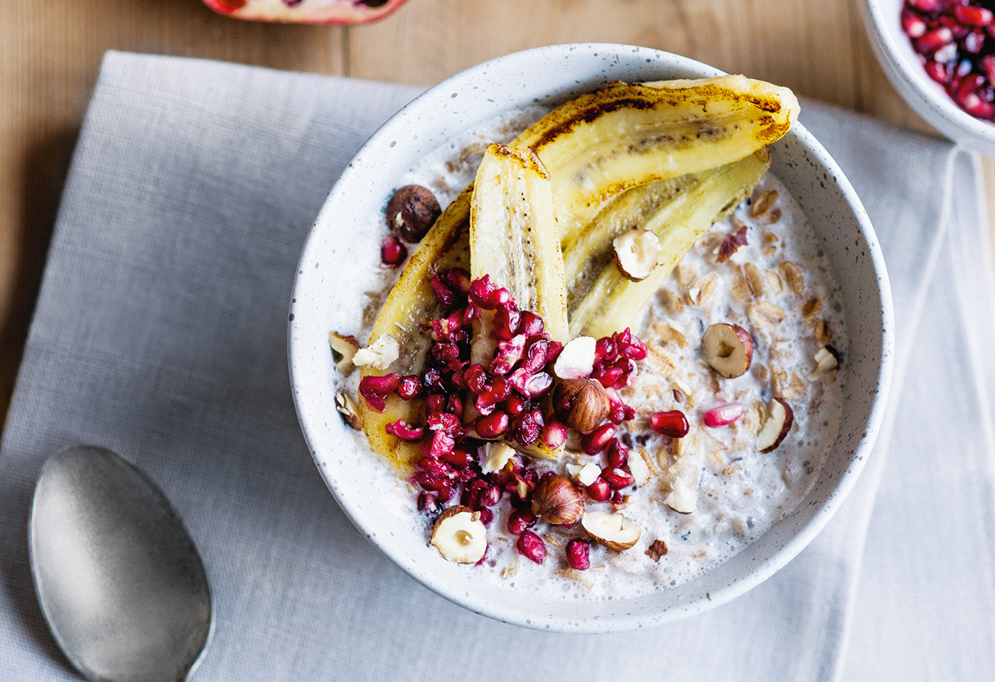 Dinkelporridge mit gebratener Banane und Granatapfelkernen | Frisch Gekocht