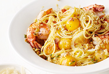 Maisspaghetti mit Garnelen, Cherrytomaten und Chilibröseln Foto: © Thorsten Suedfels