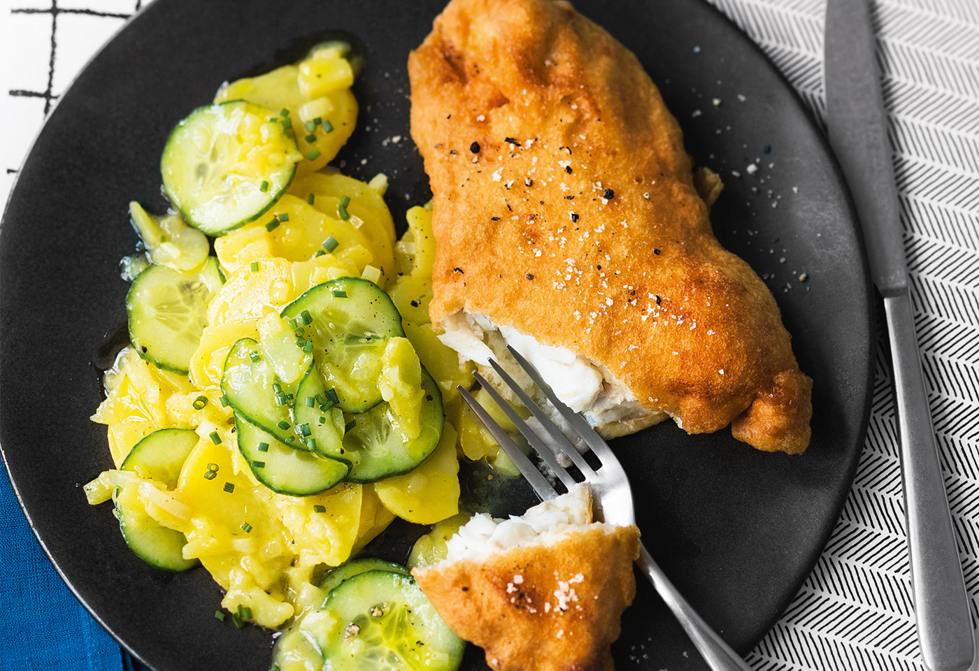 Gebackener Fisch mit Erdäpfel-Gurken-Salat | Frisch Gekocht