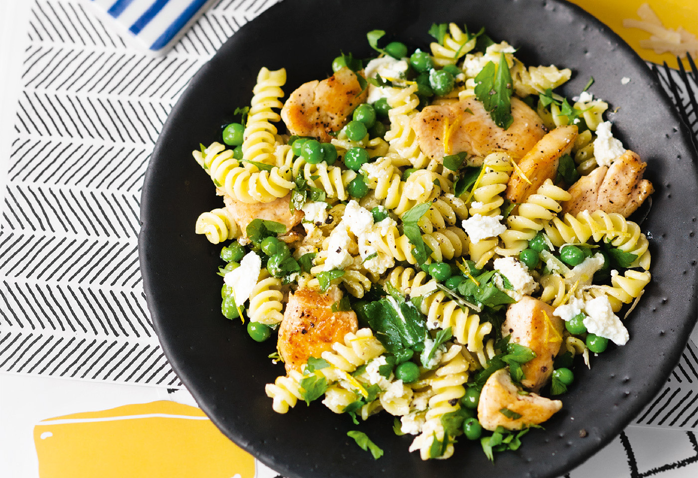 Nudeln Mit Huhn Erbsen Ricotta Und Zitrone Frisch Gekocht