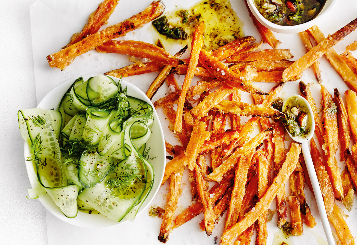 Susskartoffel Pommes Mit Pesto Und Gurkensalat Frisch Gekocht