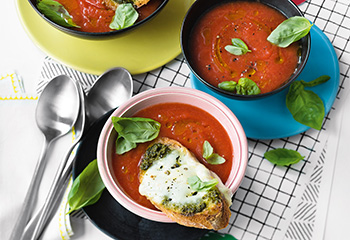 Tomatensuppe mit Pesto-Mozzarella-Crostini Foto: © Wolfgang Schardt
