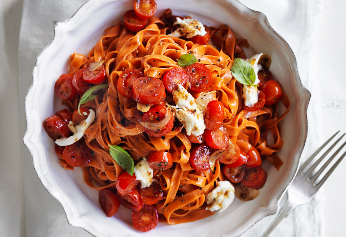 Rote Fettuccine mit Tomaten und Mozzarella | Frisch Gekocht