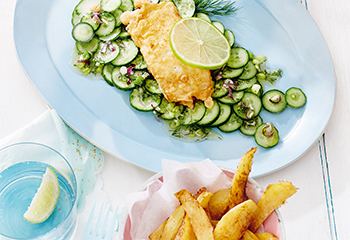 Fish & Chips mit Gurkensalat und Limetten-Mayonnaise Foto: © Janne Peters