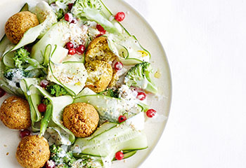 Falafeln mit Brokkoli-Ribisel-Gurken-Salat Foto: © Thorsten Suedfels