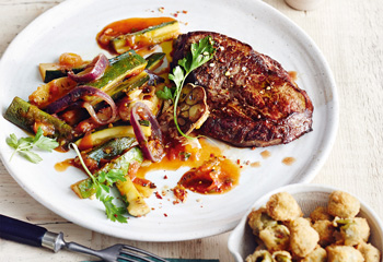 Bio-Weidejungrind-Steaks mit Zuchinigemüse und frittierten Oliven Foto: © Thorsten Suedfels