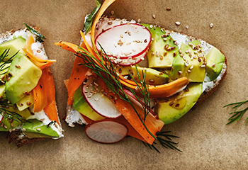Bio-Kärnterbrot mit Frischkäse, Radieschen, Karotten und Avocado Foto: © Thorsten Suedfels