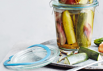 Eingelegte Zucchini und Schalotten Foto: © Thorsten Suedfels