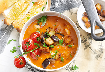 Tomaten-Melanzani-Bohnen-Suppe mit Croûtons und Käsekräckern Foto: © Nikolai Buroh