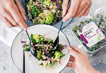 Gersten-Brokkoli-Salat mit Mandel und Rosinen Foto: © Michael Reidinger