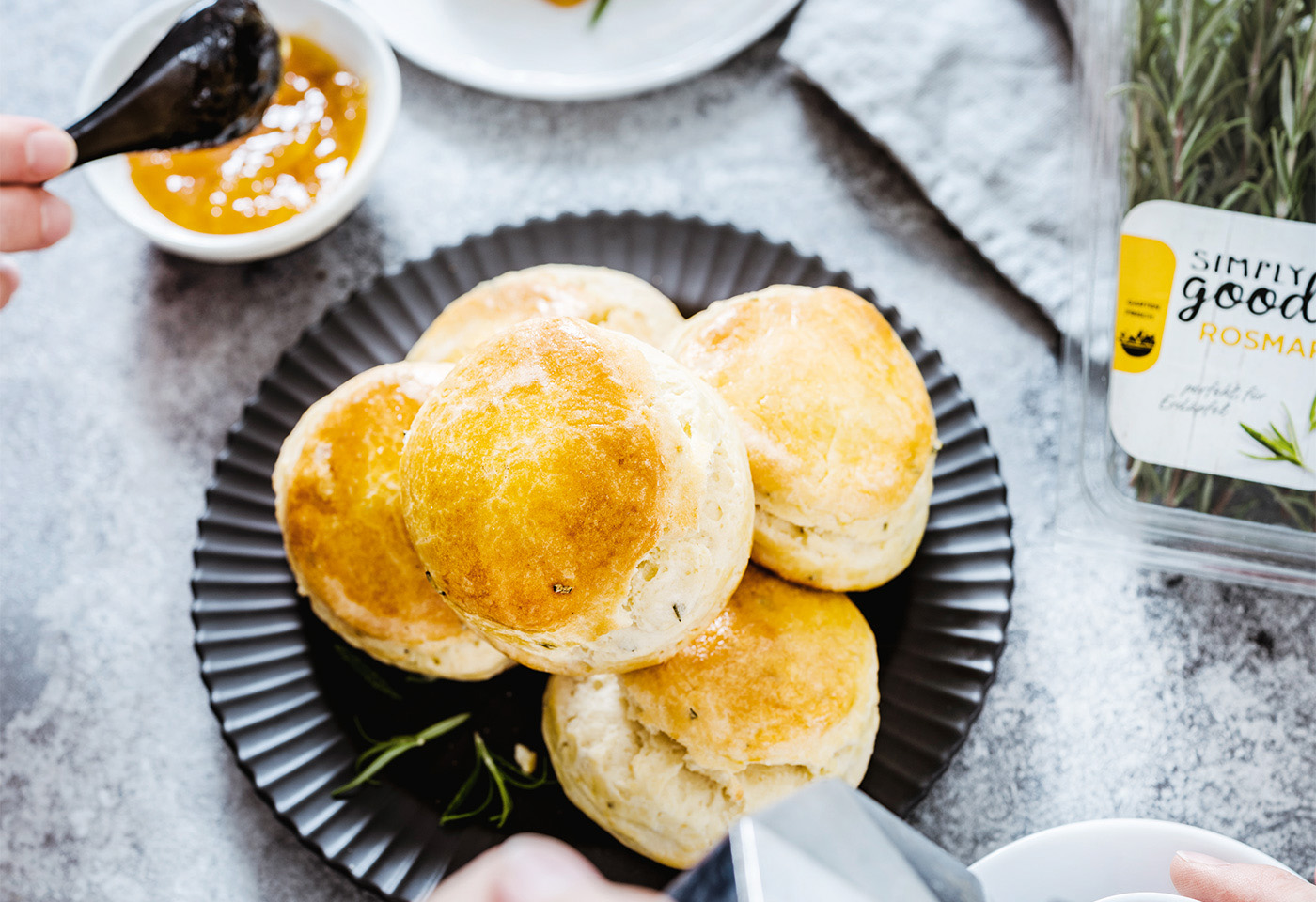 Rosmarin-Scones mit Frischkäse und Marmelade | Frisch Gekocht