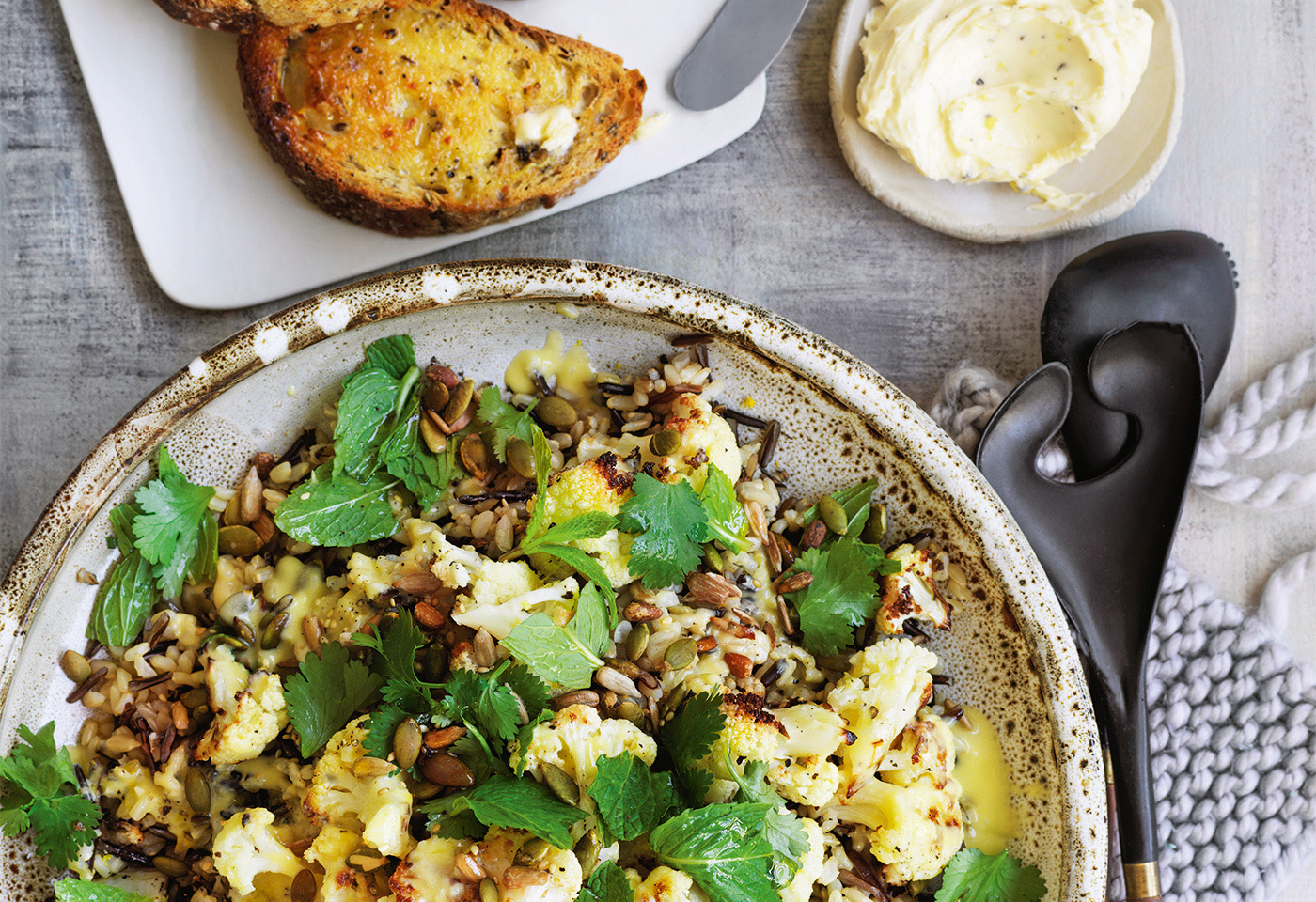 Lauwarmer Karfiol-Reis-Salat mit Nüssen und Kernen