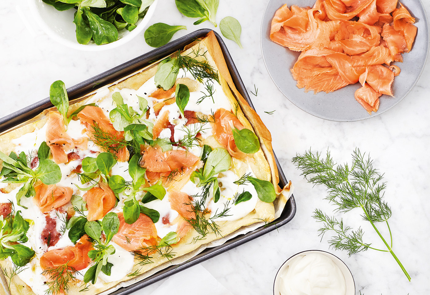 Pizza mit Crème fraîche, Räucherlachs und Vogerlsalat | Frisch Gekocht