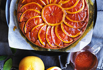 Upside down Cake mit Grapefruit und Karamell Foto: © William Meppem