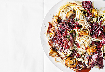 Spaghetti mit Pilzen und Rotweinzwiebeln Foto: © Thorsten Suedfels