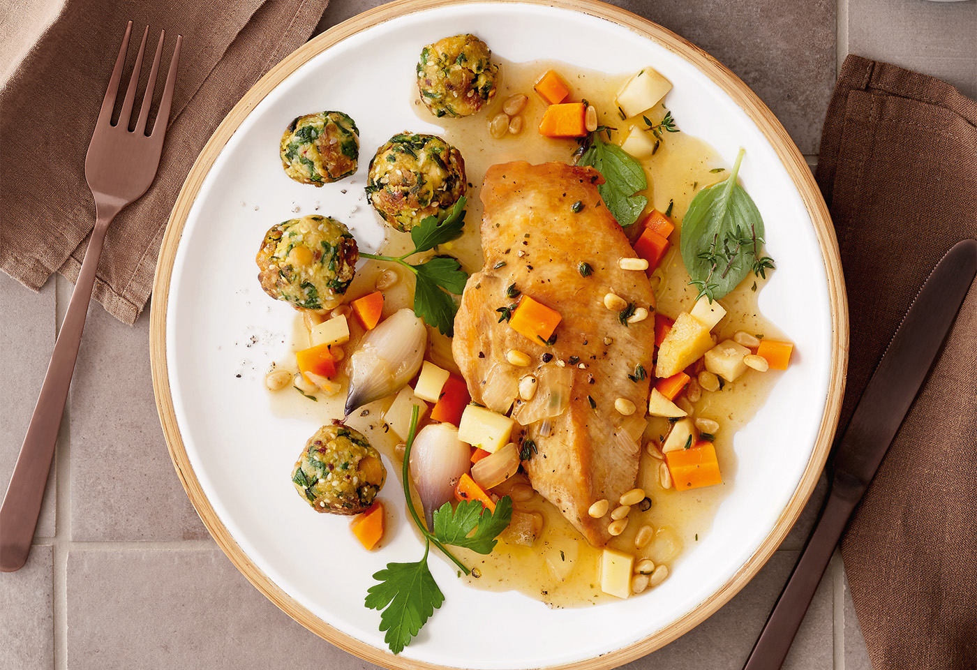 Hühnerschnitzel in Pinienkernen-Wurzelsauce mit Kicherebsenbällchen ...