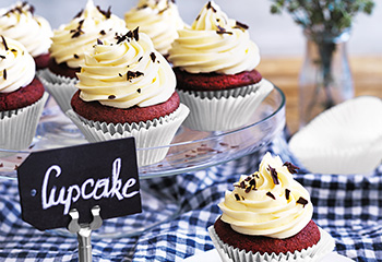 Red Velvet Cupcakes mit Weiße-Schokolade-Frosting