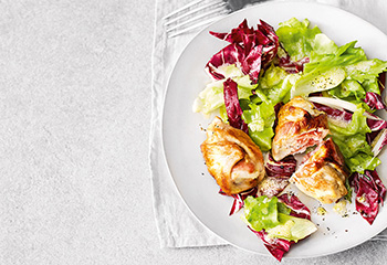 Hühner-Involtini mit Endivien-Radicchio-Salat und Braterdäpfeln