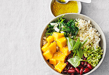 Rollgerste-Bowl mit Brokkoli, Mango und Kidneybohnen
