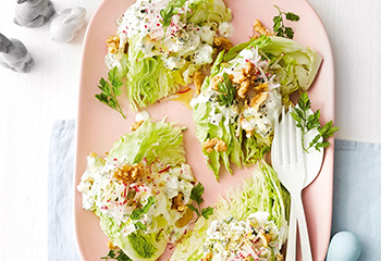 Salat-Wedges mit Blauschimmelmarinade und Kerbel Foto: © Thorsten Suedfels