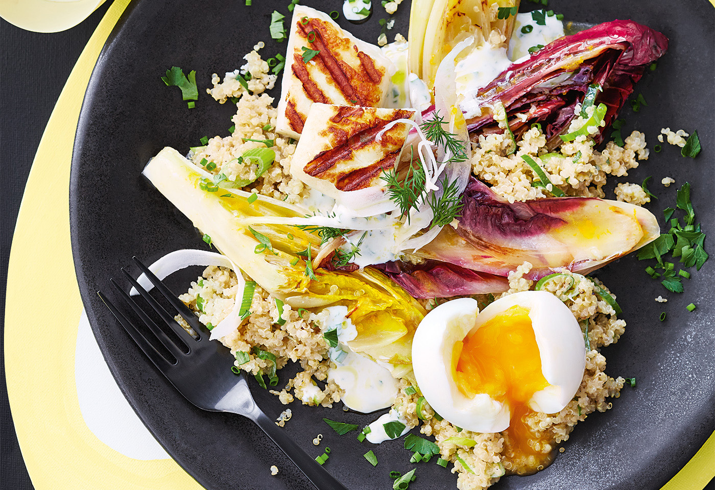 Quinoa Gemuse Salat Mit Ei Halloumi Und Krauter Joghurt Dressing Frisch Gekocht