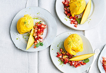 Mango-Zitronen-Sorbet mit marinierten Erdbeeren Foto: © Thorsten Suedfels