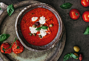 Kalte Tomaten-Paprika-Suppe mit Burrata Foto: © Melanie Limbeck