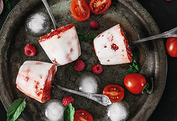 Tomaten-Himbeer-Eis mit Kokosmilch Foto: © Melanie Limbeck