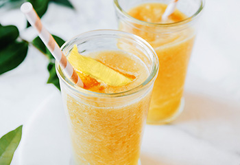 Ananas-Kokos-Daiquiri mit Kurkuma