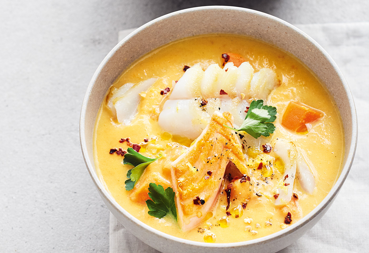 Karotten-Kokos-Suppe mit gebratenem Dorsch und Lachs | Frisch Gekocht