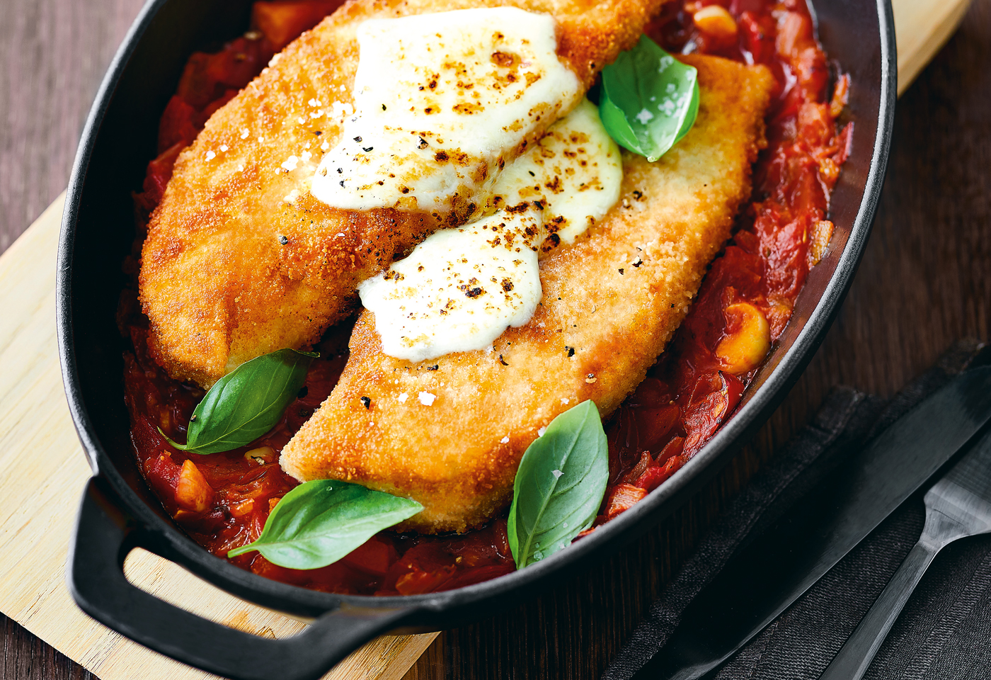 Hühnerschnitzel &amp;quot;Parma&amp;quot; mit Mozzarella überbacken auf Tomatensauce ...