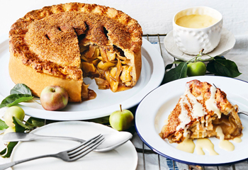 Gedeckter Apfelkuchen mit Vanillesauce Foto: © StockFood