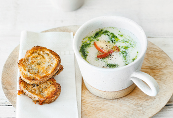 Kohlrabi-Apfel-Suppe mit Petersilienöl und Parmesan-Crostini Foto: © Wolfgang Schardt