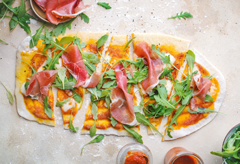 Pizza mit Prosciutto und Rucola Foto: © StockFood