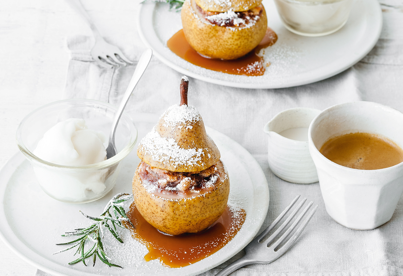 Bratbirne mit Preiselbeer-Marzipan-Füllung, Karamellsauce und ...