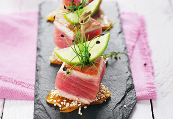 Thunfischwürfel auf Sesamkrokant Foto: © StockFood