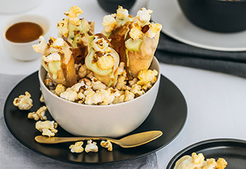 Eiscreme mit Karamellsauce im süßen Stanitzel mit Toffee-Popcorn Foto: © Julia Stix