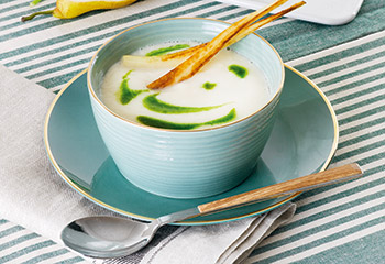 Petersilienwurzel-Birnen-Suppe mit Petersilienöl Foto: © Konrad Limbeck
