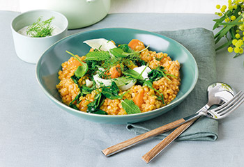 Rote-Linsen-Gemüse-Curry mit Kräutersalat und Joghurt Foto: © Konrad Limbeck