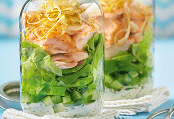 Häuptelsalat mit gebratenem Lachs im Glas Foto: © Shutterstock