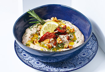 Weisse-Bohnen-Hummus mit getrockneten Tomaten und Nüssen Foto: © Monika Schuerle