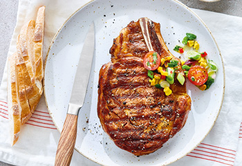 Ribeye-Steak mit scharfer Tomaten-Mais-Salsa Foto: © Janne Peters