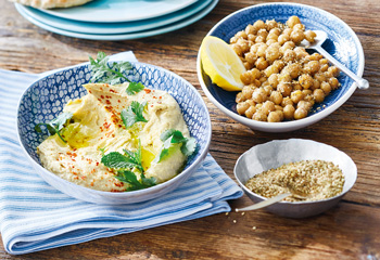 Hummus mit Zatar-Kichererbsen und Pitabrot Foto: © Janne Peters