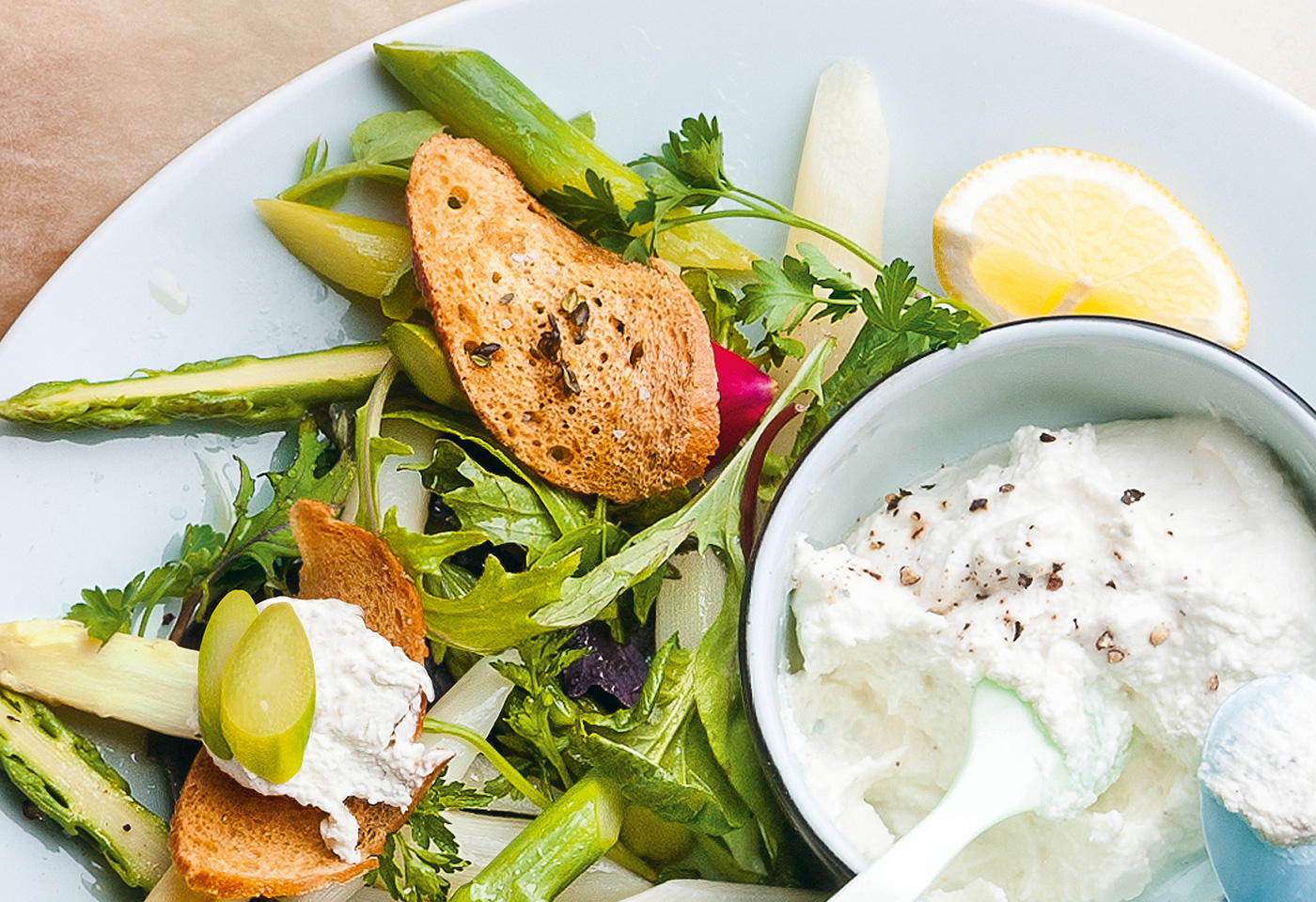 Spargelsalat Mit Brotchips Und Topfendip Frisch Gekocht