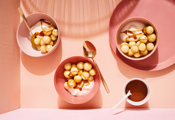 Gebratene Honigmelonenkugeln mit Crème Fraîche und Erdnusskaramell Foto: © Thorsten Suedfels