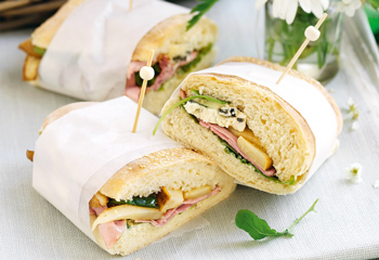 Ciabatta-Sandwich mit Schinken, zweierlei Käse und Rucola Foto: © StockFood