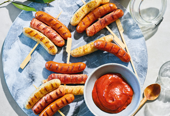Gegrillter Würstel-Spieß mit Tomaten-Trockenpflaumen-Ketchup Foto: © Janne Peters