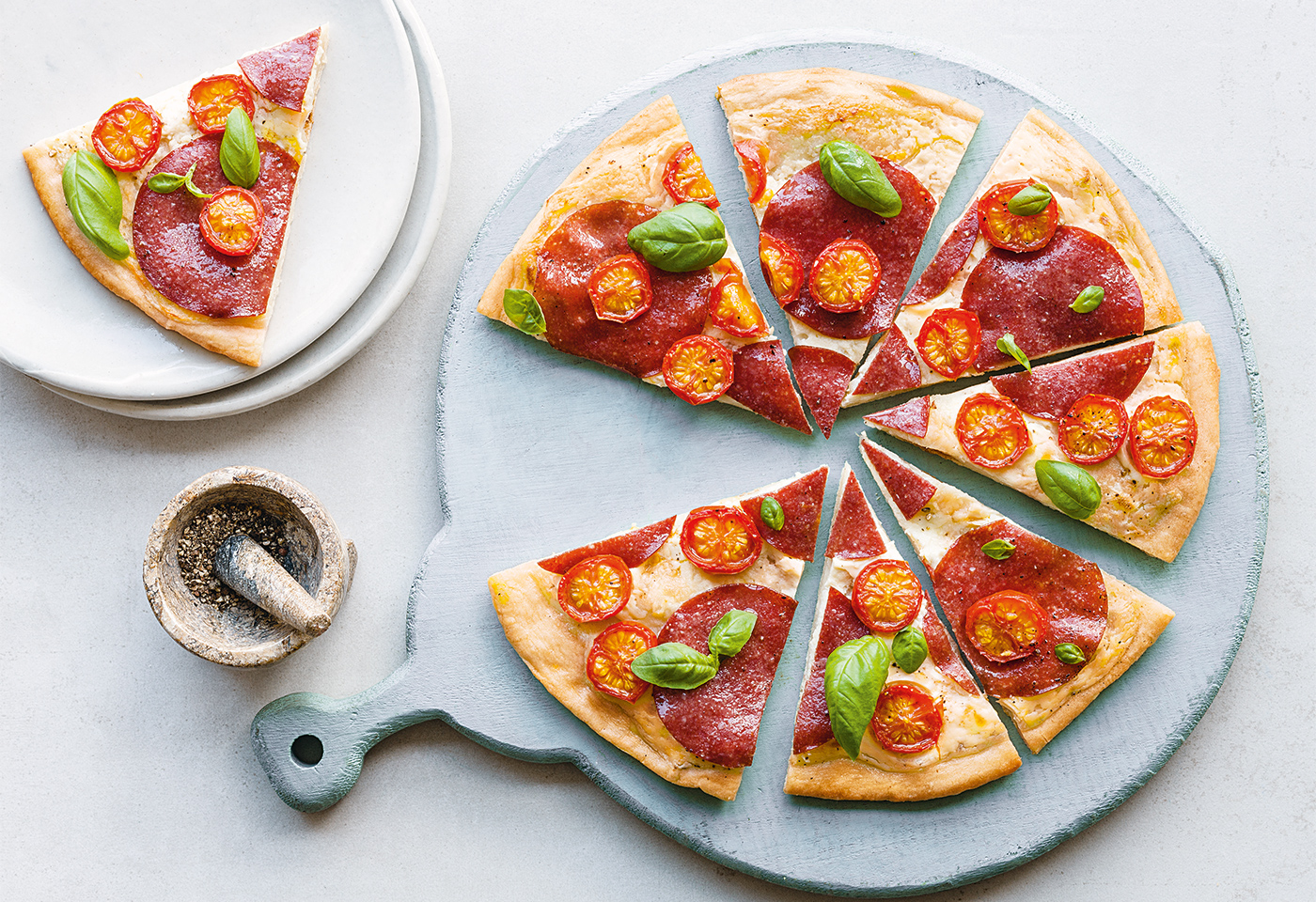 Pizza Bianca Mit Salami Und Cherrytomaten Frisch Gekocht